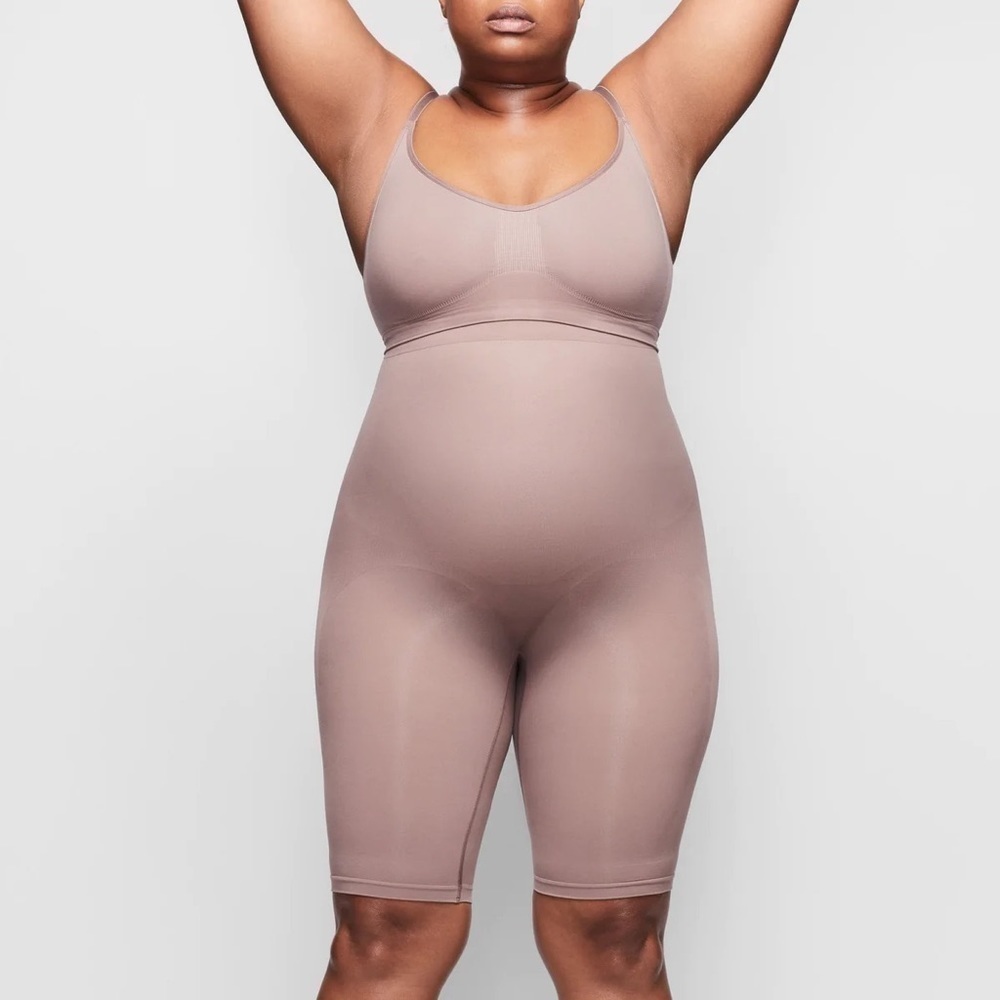 SKIMS Sculpting Above the Knee Shorts in Umber Size XX-Small/X-Small